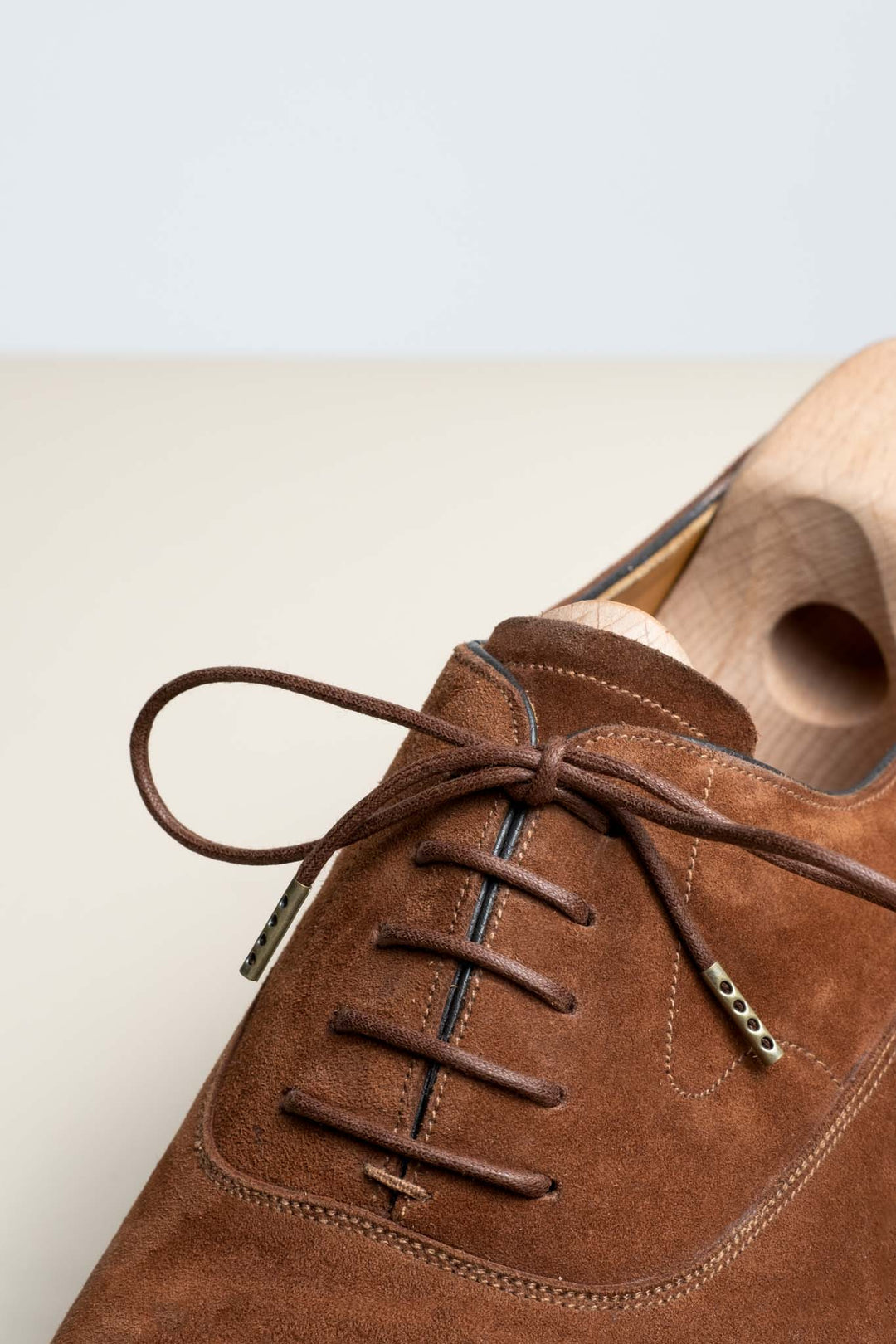 Round waxed cotton shoelaces from Senkels in Medium Brown. Our round waxed shoelaces are the perfect choice for any classic pair of shoes.